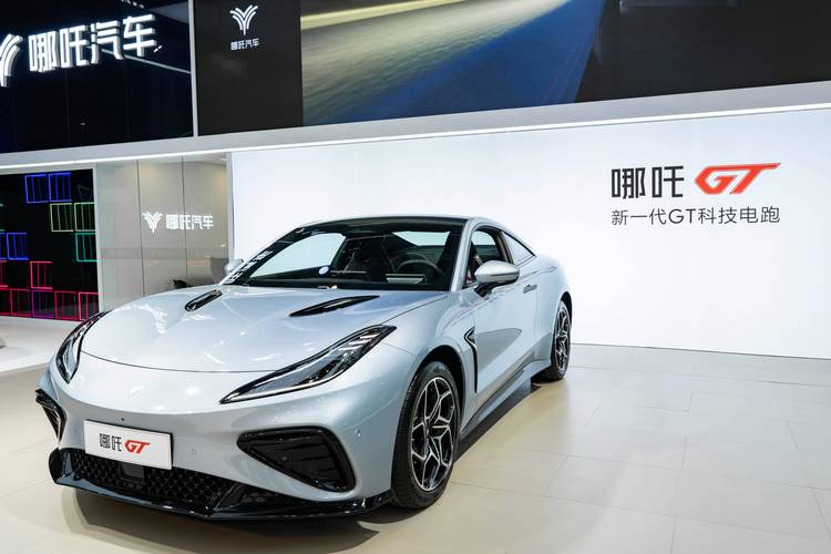 东莞143哪吒汽车在智能汽车领域的表现，领途汽车在新能源汽车市场中的影响力